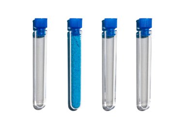 Test tüpünde kapsüllü mavi pullu kimyasal madde, bakır (II) sülfat. Laboratuvar masasında kozmetik kimyasallar var..