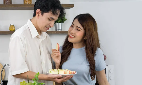 Asiatisches Paar Verbringt Zeit Zusammen Der Küche Junge Frau Füttert — Stockfoto