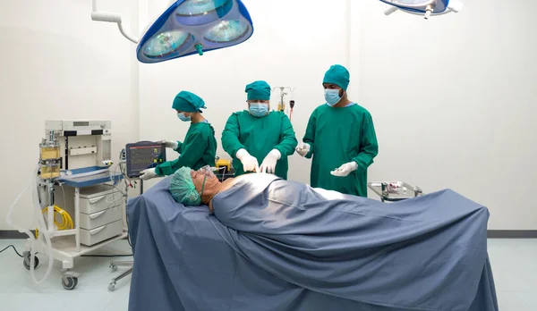 手術室で外科手術を行う外科医と看護師のグループ — ストック写真