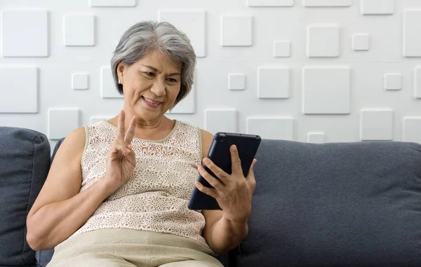 Asian Gray Hair Old Woman Show Sign Remote Communication Tablet — Stock Photo, Image