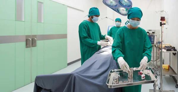 手術室で外科手術を行う外科医と看護師のグループ — ストック写真