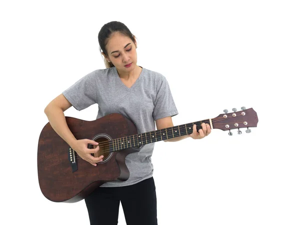 Mujer Asiática Camiseta Gris Pantalón Negro Tocando Guitarra Acústica Retrato — Foto de Stock