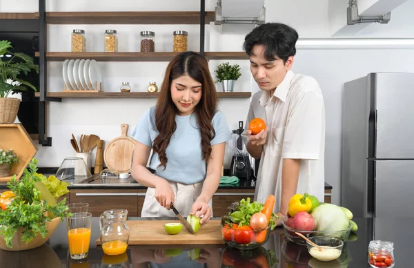 Азиатская Пара Проводит Время Вместе Кухне Молодая Женщина Режет Зелёное — стоковое фото