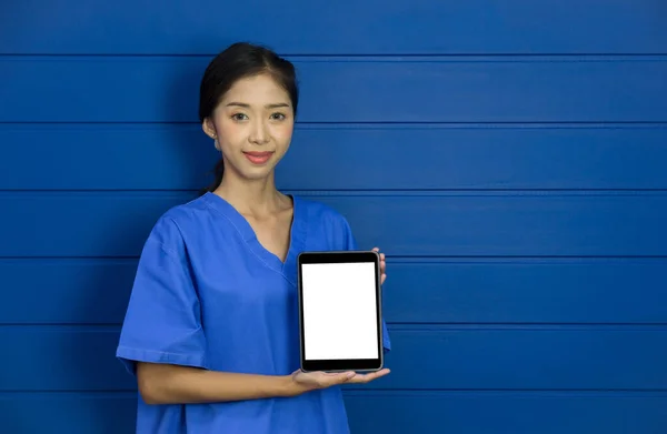 Jonge Aziatische Arts Blauw Uniform Met Witte Scherm Tablet Computer — Stockfoto