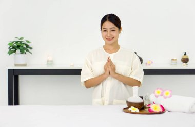 Beyaz üniformalı gülümseyen fizyoterapist portresi..