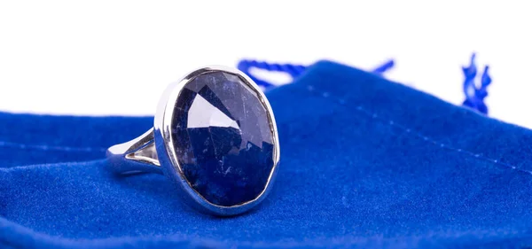 Kék Zafír Gyűrű Sötétkék Bársony Táskán Természeti Drágakő Kiegészítők Gyűjteménye — Stock Fotó
