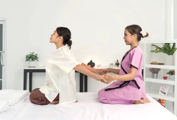 Junge Asiatische Frau Entspannen Wellnessbereich Körperpflege Behandlung Durch Thai Massage — Stockfoto