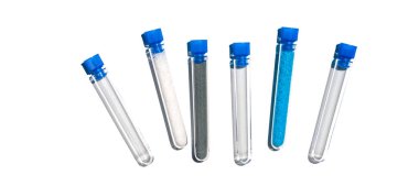 Tıkanık kapaklı sodyum hidroksit, çinko granüller ve bakır sülfat test tüpünde. Laboratuvar masasında kozmetik kimyasallar var..