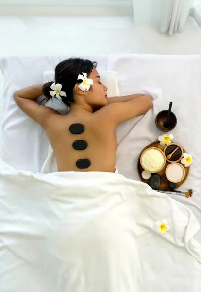 Kvinna Får Spa Varma Stenar Massage Liggande Ett Massagebord Avslappnande — Stockfoto