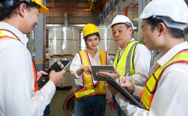 Senior Engineer Manager Trains New Employees Metal Sheet Factory Everyone — Stock Photo, Image