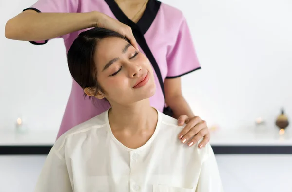 Ung Vacker Kvinna Har Thai Massage Närbild Nacken Stretching Lugn — Stockfoto