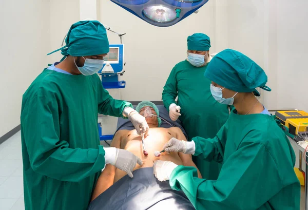 手術室で外科手術を行う外科医や看護師のグループ 救急医療の概念 — ストック写真