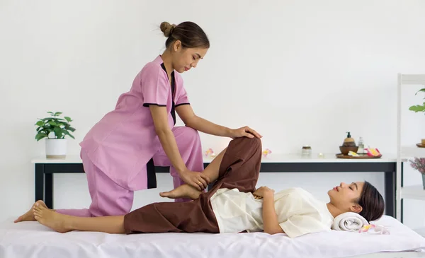Kroppsvård Behandling Med Thai Massage Söt Flicka Med Traditionell Klänning Royaltyfria Stockbilder