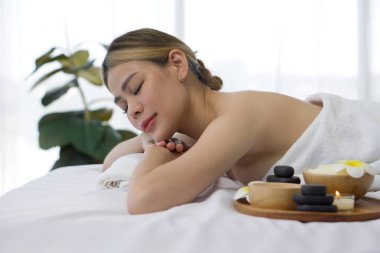 Genç Asyalı kadın masaj yaptırıyor. Masaj masasında uzanmak, gözleri kapalı dinlenmek. Güzellik vücudu için Tayland spa terapisi. Güzellik masajı sağlıklı sağlık. Yan görünüm