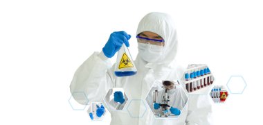 Epidemiyolojik araştırmacılar Erlenmeyer şişesini tutan virüse karşı koruyucu kumaş içinde biyolojik tehlike işareti taşıyan mavi sıvı kimyasallar içeriyor..