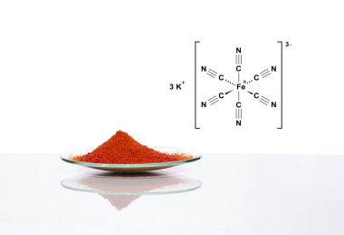 Beyaz laboratuvar masasında yakın çekim kimyasal malzeme. Potasyum Ferrisiyanür, moleküler yapısı olan kimyasal saat camında. Yan Görünüm