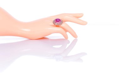 Pembe safir ve akuamarin mücevheri olan yakut ya da plastik manken kadın elinde mücevher yüzük. Doğal mücevher aksesuarları koleksiyonu. Stüdyo çekimi