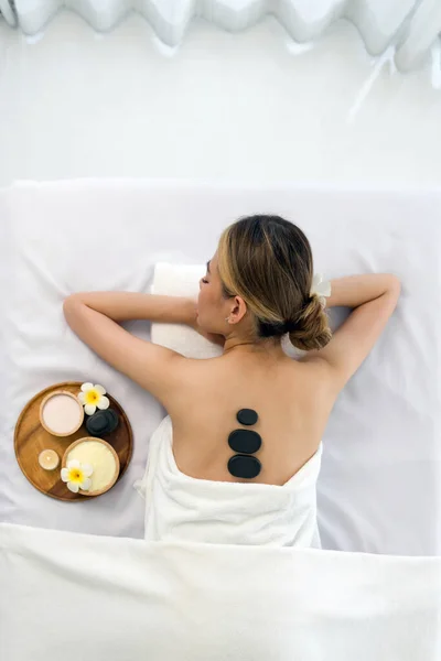 Kvinna Får Spa Varma Stenar Massage Liggande Ett Massagebord Avslappnande — Stockfoto