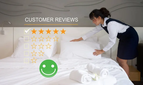 Ung Asiatisk Hotellstäderska Som Bäddar Sängen Visa Betyg Service Erfarenhet Stockbild
