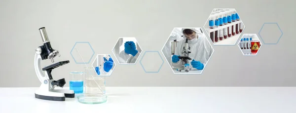 Микроскоп Голубая Химическая Жидкость Стакане Белом Лабораторном Столе Показывающие Атмосферу — стоковое фото