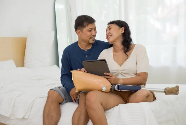 Bir Adam Bir Kadın Yatakta Otururken Dijital Tablete Sarılmış Kucağında Stok Resim