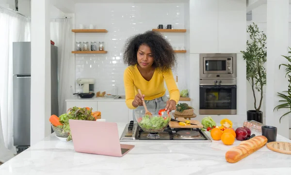 Matlagning Modernt Kök Ung Kvinna Som Använder Digitala Recept Från Stockbild