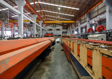 Üretim sürecinde olan sağlam bir endüstriyel makine. Büyük vinç ve taşıyıcı bant çalışma alanında..