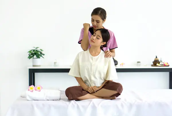 Lugnt Spa Ställe Kvinnan Njuter Avslappnande Massage Royaltyfria Stockfoton