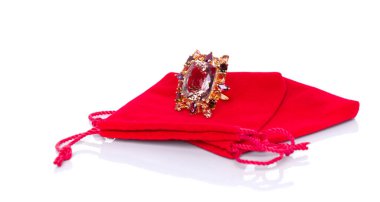 Göz kamaştırıcı, göz kamaştırıcı bir Citrine ve Tourmaline yüzüğü kırmızı kadife keseye güzelce yerleştirilmiş. Tutkulu renge karşı katıksız zerafetin karşıtlığı, sevgi ve bağlılık duygularını çağrıştırıyor..