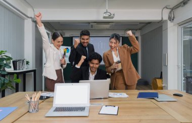 Bir grup hırslı iş adamının, her birinin anlatacak kendine has bir hikayesi olan, bir masanın etrafında toplandığı, yumrukların dayanışma ve zaferle yükseldiği çok önemli bir an..