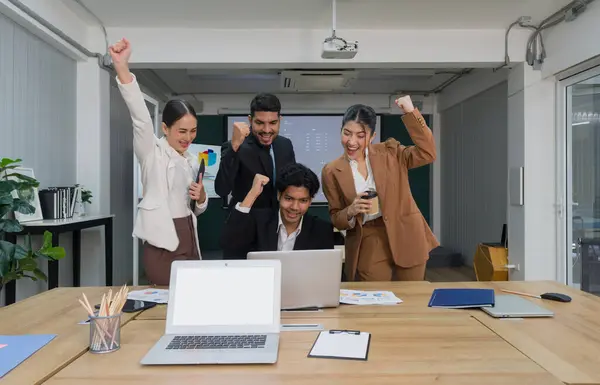 Bir grup hırslı iş adamının, her birinin anlatacak kendine has bir hikayesi olan, bir masanın etrafında toplandığı, yumrukların dayanışma ve zaferle yükseldiği çok önemli bir an..
