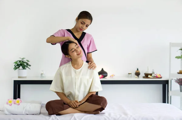 Nærbillede Halsen Strækker Sig Ung Smuk Kvinde Har Thai Massage Royaltyfrie stock-billeder
