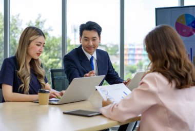 Modern bir spor salonunda koşu bandında koşan daha ağır yapılı iki kadın..