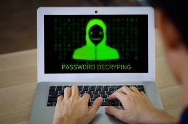 Modern bir spor salonunda koşu bandında koşan daha ağır yapılı iki kadın..