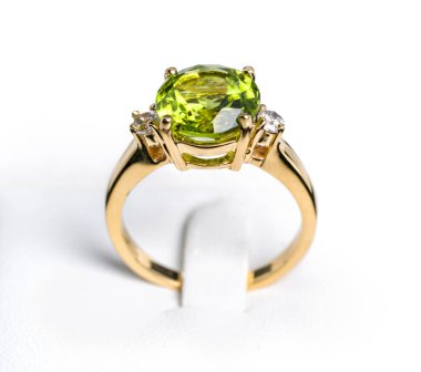 Modern bir spor salonunda koşu bandında koşan daha ağır yapılı iki kadın..