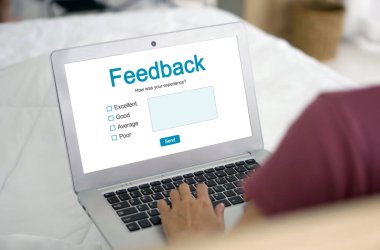 Odaklanmış bir kadın dizüstü bilgisayarını kullanıyor, ekranda belirgin bir sözcük geribildirimi gösteriyor..