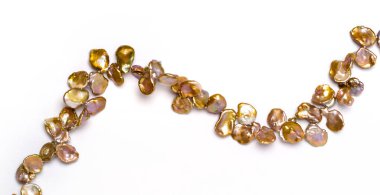 Gri takım elbiseli genç Asyalı bayan çalışanı gülümseyen yüzüyle oturup masasında otururken el sallıyor ve iş ortağıyla online görüşme yapıyor..