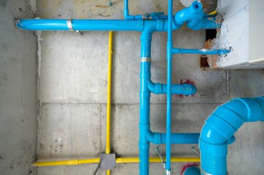Su boruları, atık su boruları ve elektrik kabloları düzgünce tavanın altına yerleştirilmiş..