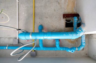 Su boruları, atık su boruları ve elektrik kabloları düzgünce tavanın altına yerleştirilmiş..