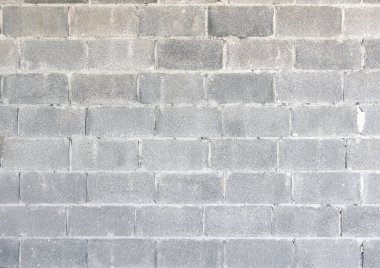 İnşaat alanında beton duvar, beton blok ve alçı.