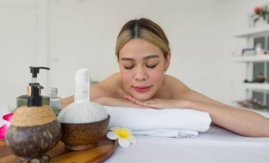 Kadın sıcak taş masajı yaptırıyor. Masaj masasında uzanmak, gözleri kapalı dinlenmek. Güzellik vücudu için Tayland spa terapisi. Güzellik masajı sağlıklı sağlık.