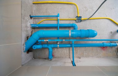 Su boruları, atık su boruları ve elektrik kabloları düzgünce tavanın altına yerleştirilmiş..
