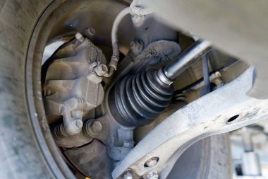 Kapalı arabanın süspansiyon sistemi, dingil ve CV eklem alanına odaklanıyor.