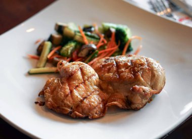 Yarı kemiksiz organik ızgara tavuk sotelenmiş bahar sebzeleriyle servis edilir. Arjantin Biftek Lokantası 'nda ana yemek.