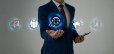 Takım elbiseli ve akıllı telefonlu iş adamı Dijital pazarlama internet reklamcılığı ve satış artışlarının simgesini ve simgesini gösterdi