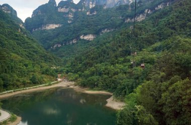 Tianmen Dağ Geçidi 'nden yüksek açılı manzara. Dünyanın en uzun dağ yolu..