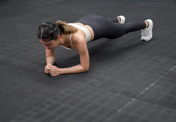 Spor giyimli genç Asyalı kadın spor salonunda kardiyo, kas egzersizi ve egzersiz rutini için..