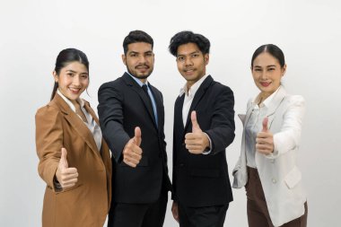 Takım elbiseli başarılı iş adamları bir arada. Herkes gülümseyerek parmağını kaldırsın. Beyaz arkaplanda stüdyo ışığı olan bir portre.