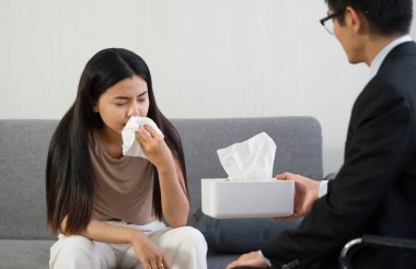 Psikiyatrist, hastanedeki bir akıl hastanesinde depresyonda olan üzgün bir kadına mendil kutusu önerdi..