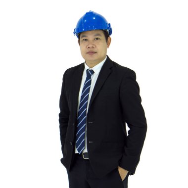 Siyah takım elbiseli Asyalı işadamı ve kasketli adam elini pantolonunun cebine sokarken gülümsüyor. Beyaz arka planda stüdyo ışığı ve izole edilmiş bir resim..